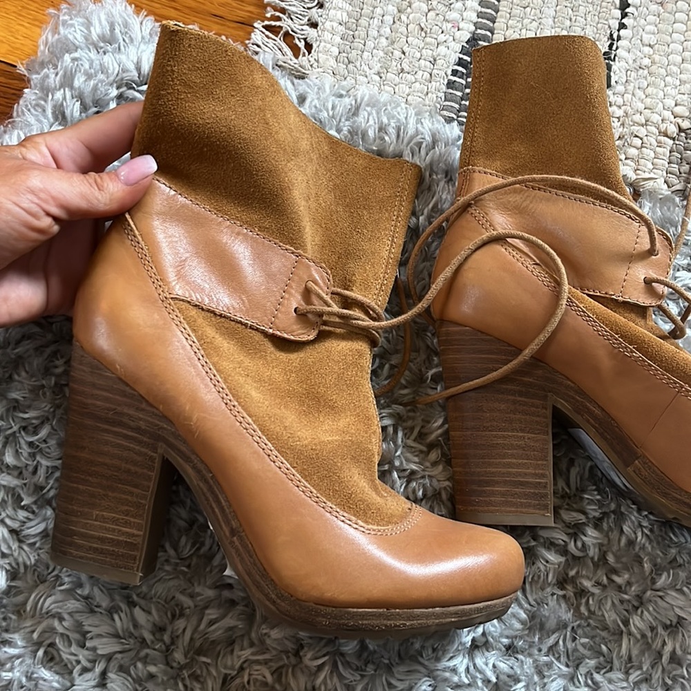 SEYCHELLES || womans size 7 gorgeous sexy boho leather caramel booties lace up